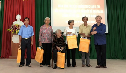 Thường trực Ban Bí thư Trần Quốc Vượng trao quà cho người có công 