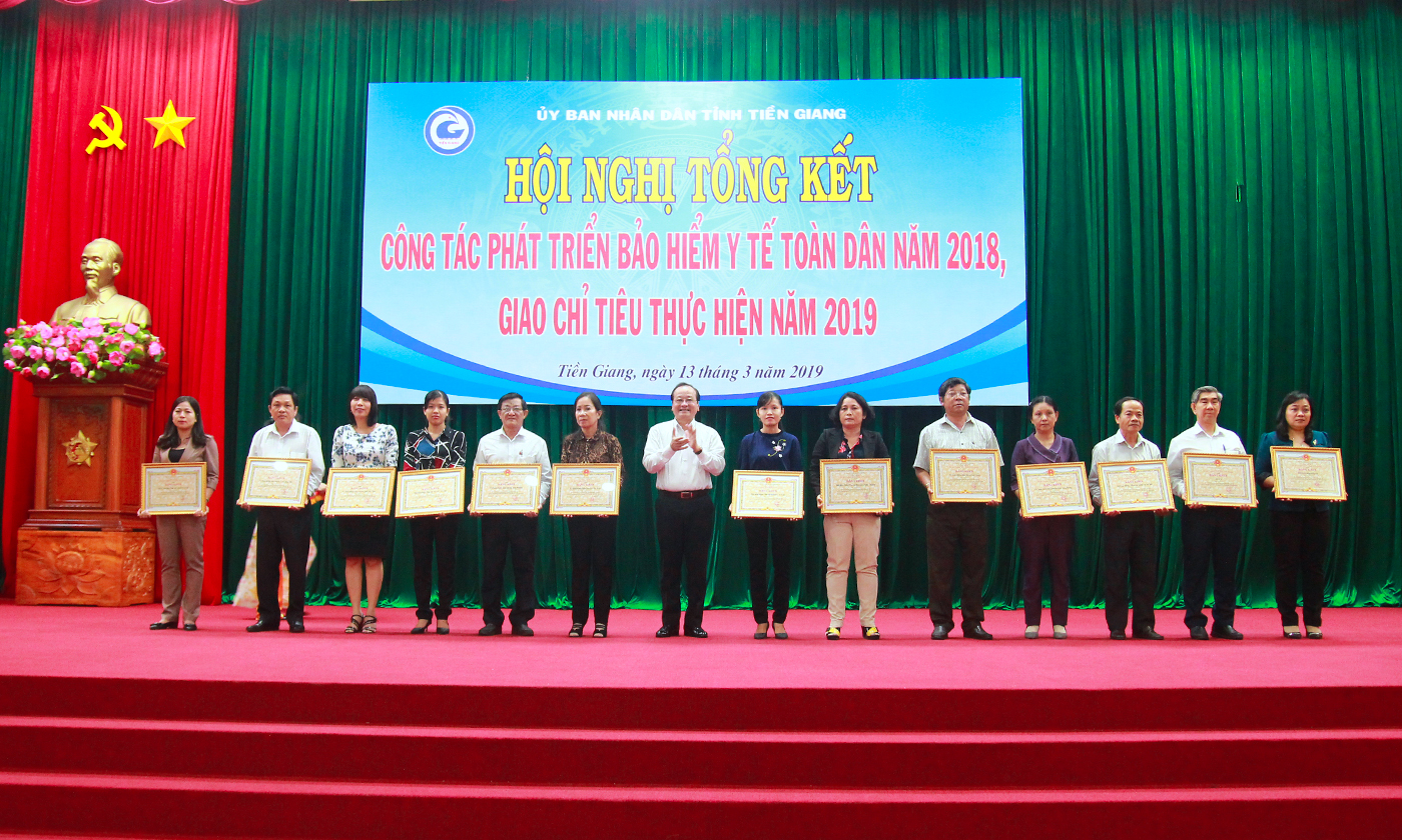 Đồng chí Trần Thanh Đức trao Bằng khen của UBND tỉnh cho các tập thể, cá nhân có thành tích.