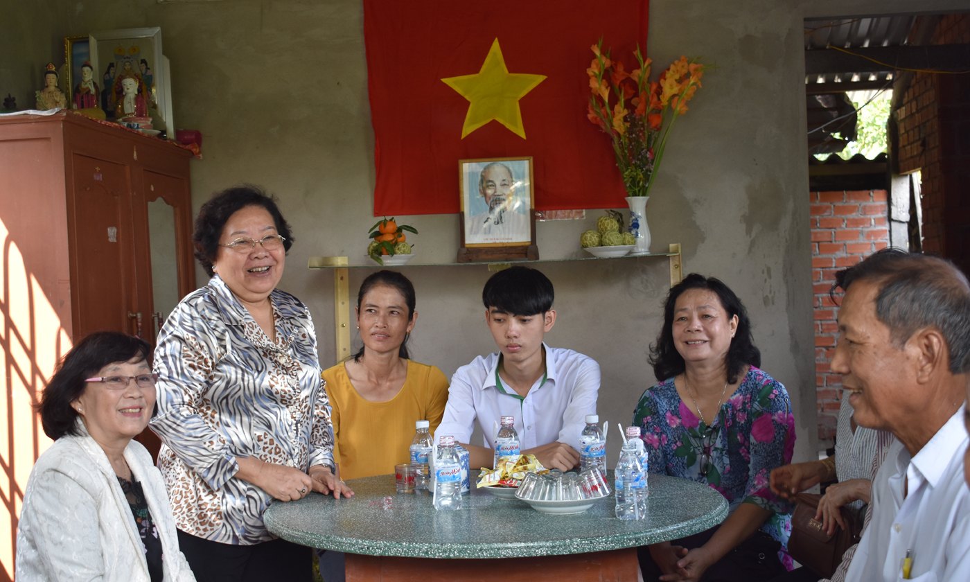 Bà Nguyễn Thị Hoài Thu phát biểu tại lễ trao nhà