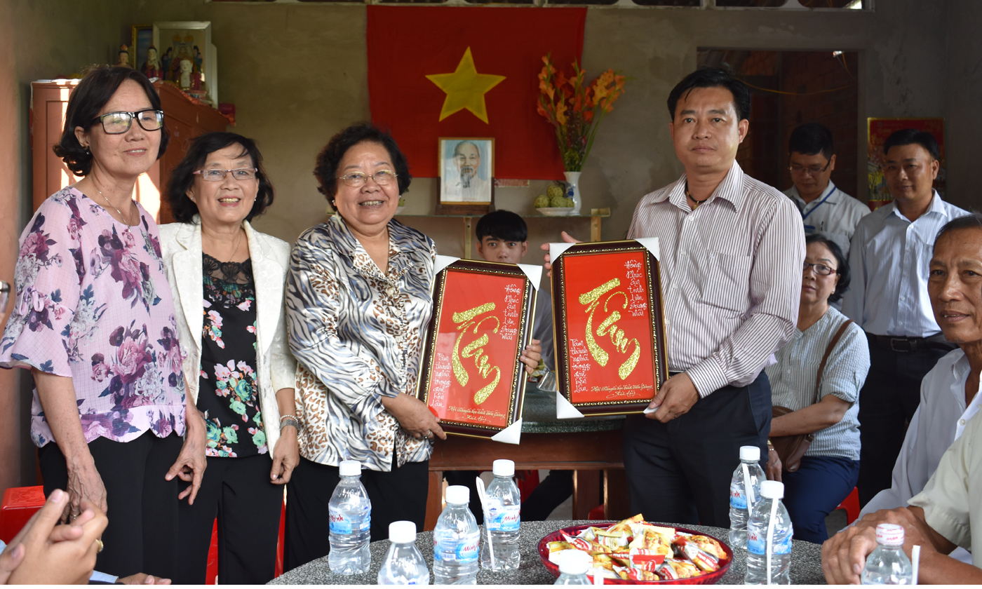 Hội Khuyến học tỉnh tặng quà lưu niệm cho bà Nguyễn Thị Hoài Thu và công ty Esuhai