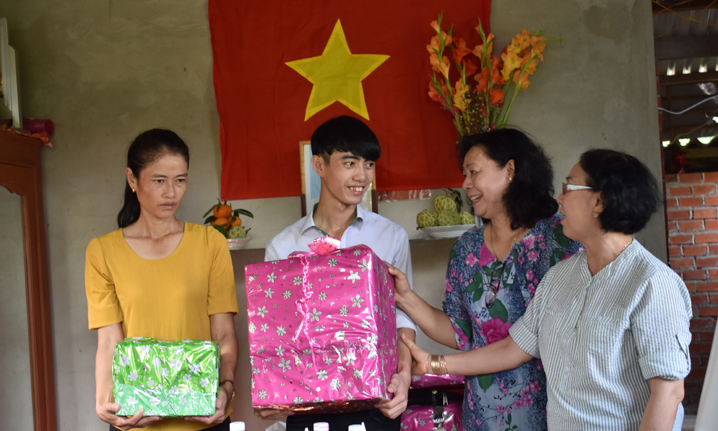 Các cá nhân, đơn vị, địa phương tặng quà cho gia đình
