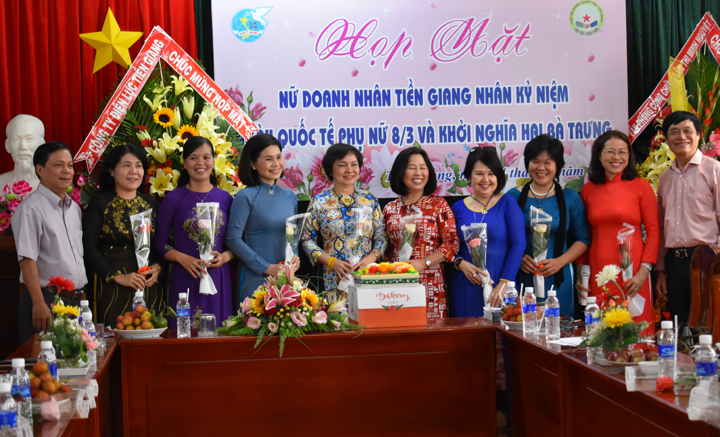 Chụp ảnh lư niệm với Hội Nữ doanh nhân TP. Hồ Chí Minh
