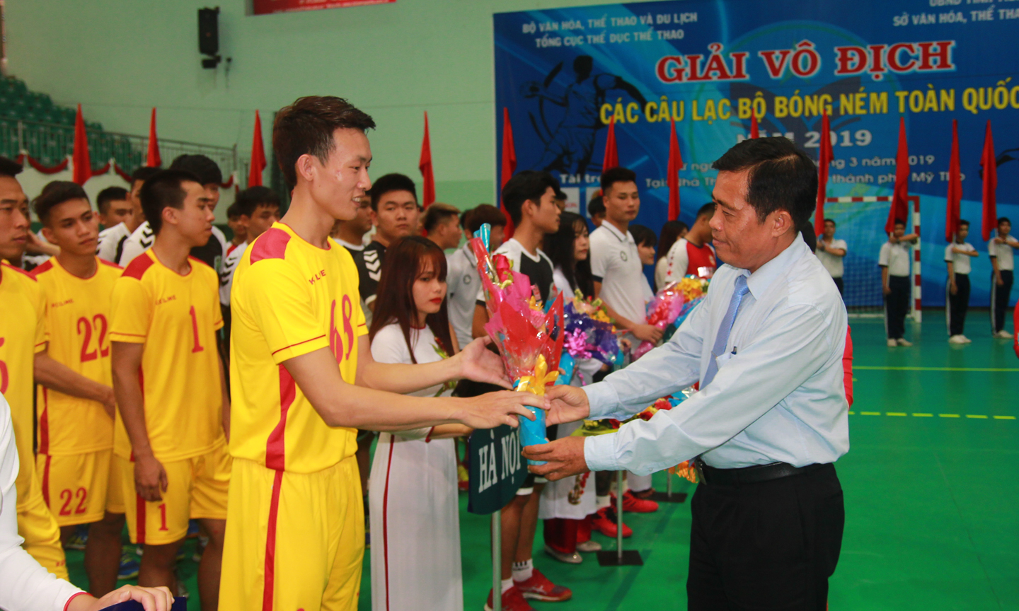 Giám đốc Sở VH-TT&DL Nguyễn Đức Đảm tặng hoa và Cờ lưu niệm cho  các đội tham dự giải.