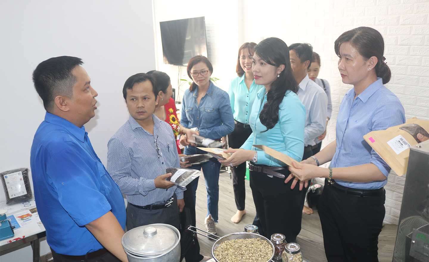 Đoàn đến khảo sát tại Tổ hợp tác Cà phê xanh.