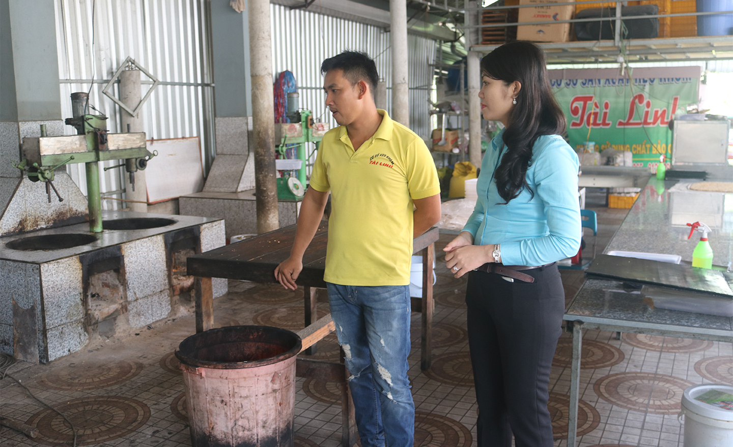 Bí thư Tỉnh đoàn trao đổi với anh Phạm Văn Tài chủ cơ sở sản xuất kẹo khóm Tài Linh.