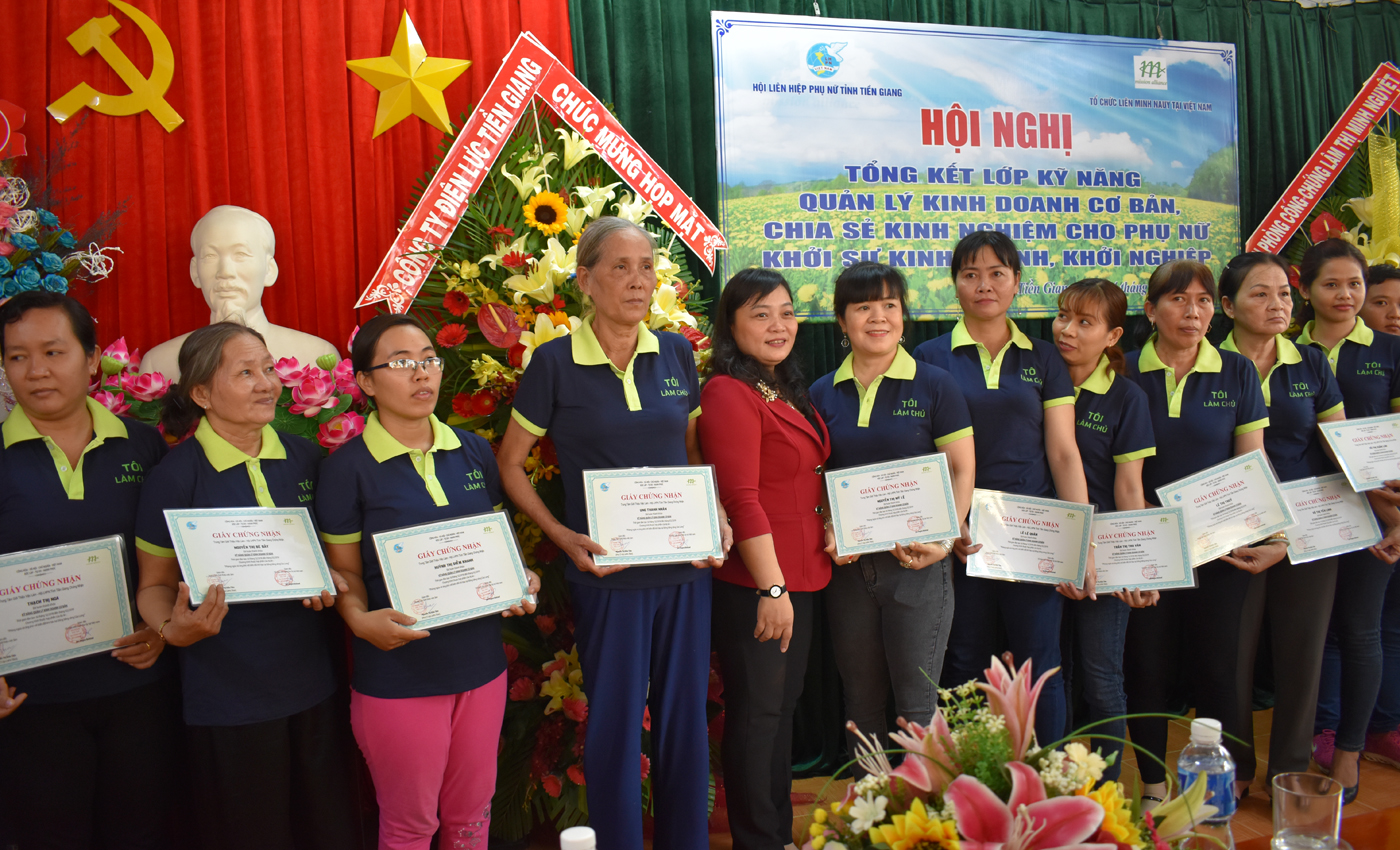 Trao giấy chứng nhận cho các học viên