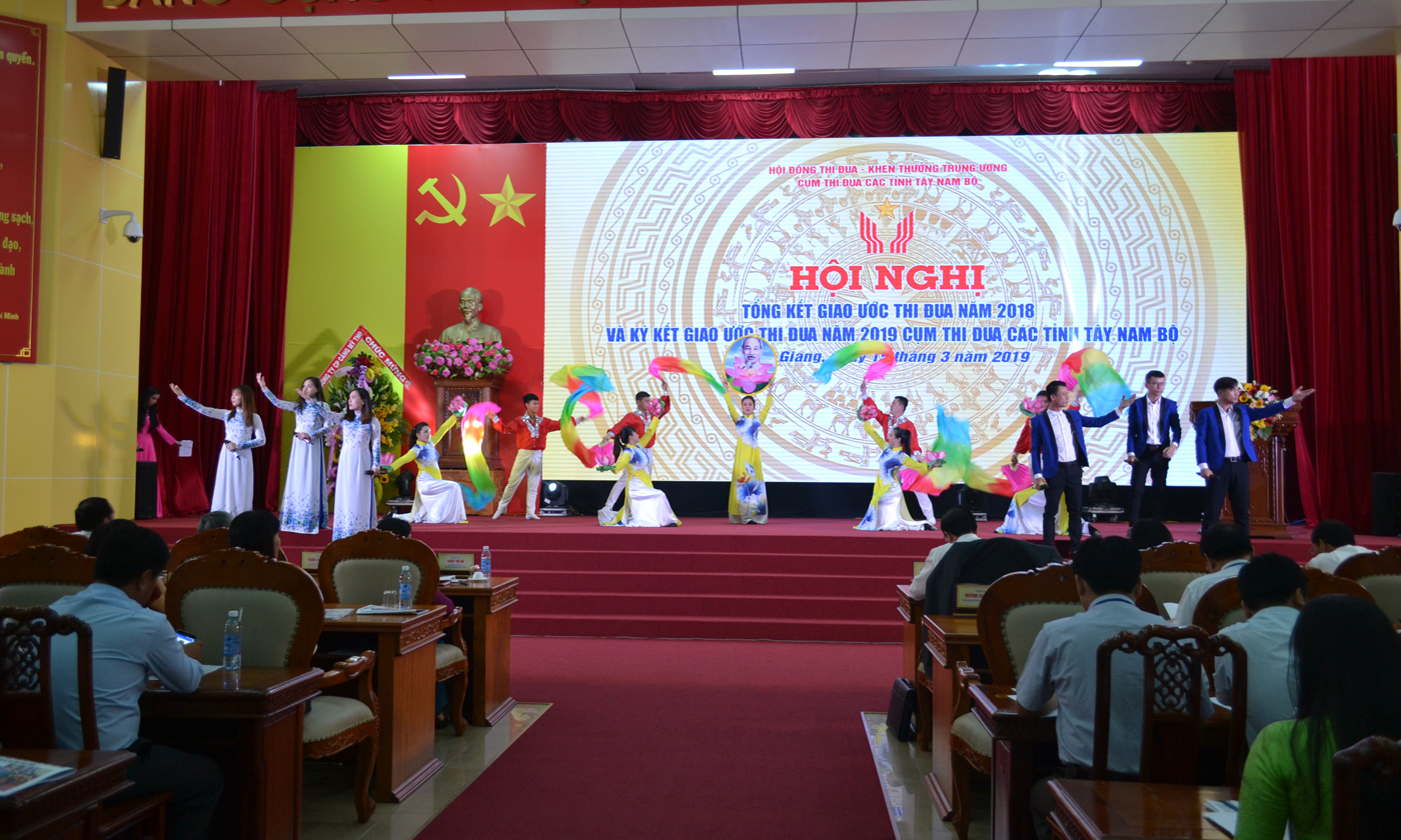 Văn nghệ chào mừng