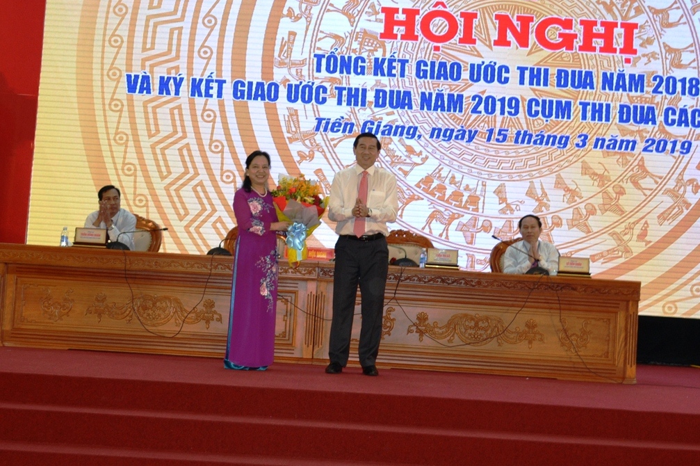Đồng chí Lê Văn Hưởng tặng hoa cảm ơn đồng chí Trần Thị Hà