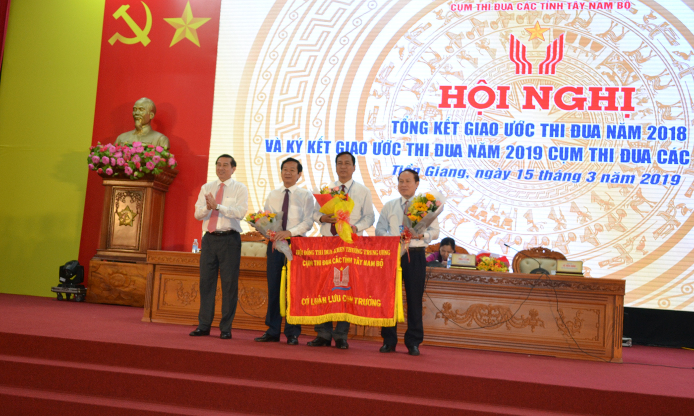 Tặng hoa cho các Cụm trưởng, Cụm phó Cụm thi đua các tỉnh TNB năm 2019.