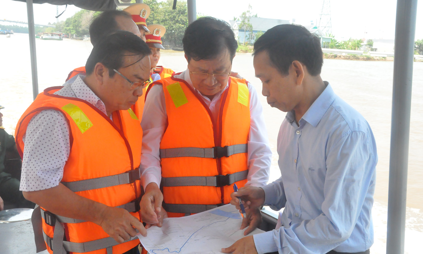 Đơn vị tư vấn thiết kế trình bày nội dung Dự án với Phó Thủ tướng Chính phủ và Phó Chủ tịch UBND tỉnh Tiền Giang.
