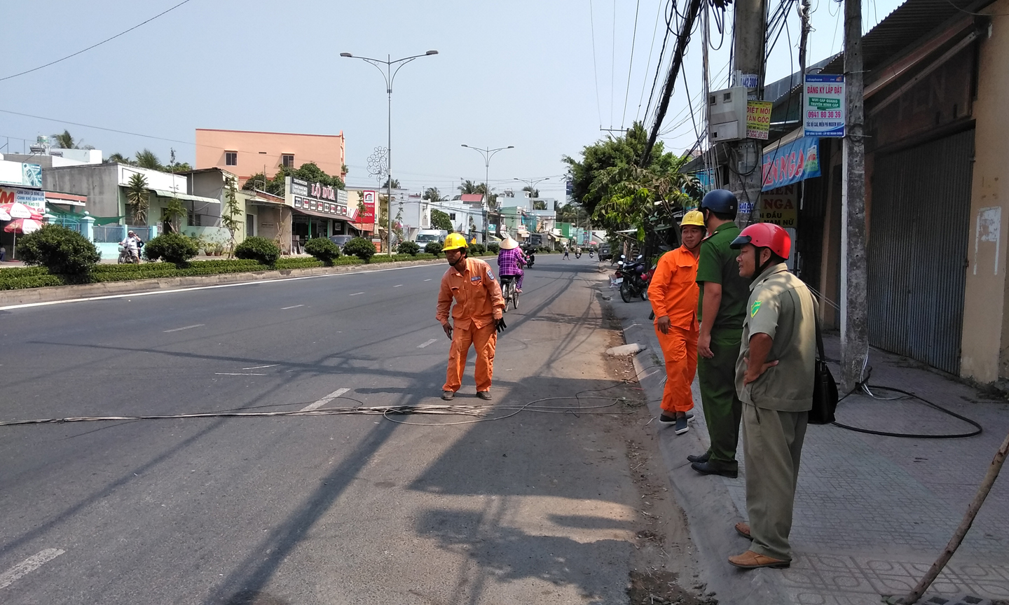 Dây cáp đứt sà xuống đường làm người đi đường bị thương.