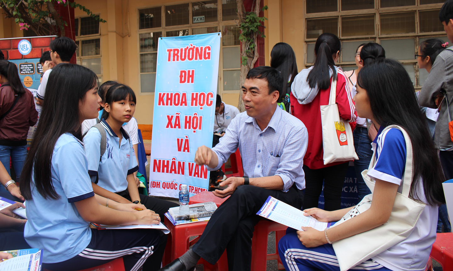 Lãnh đạo Trường Đại học Khoa học Xã hội và Nhân văn - Đại học Quốc gia TP. Hồ Chí Minh tư vấn tuyển sinh cho học sinh.