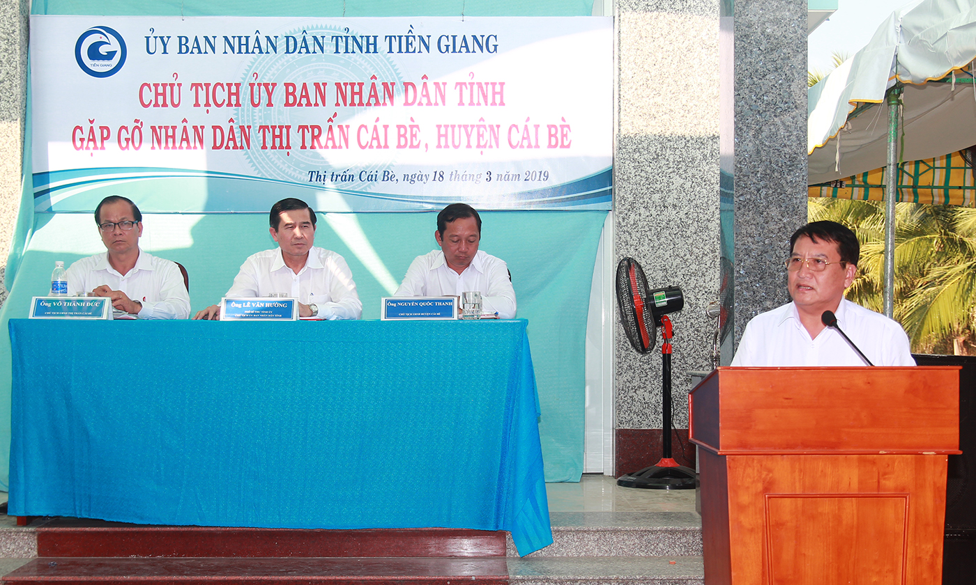 Đại diện lãnh đạo các sở, ngành giải đáp các ý kiến của người dân.