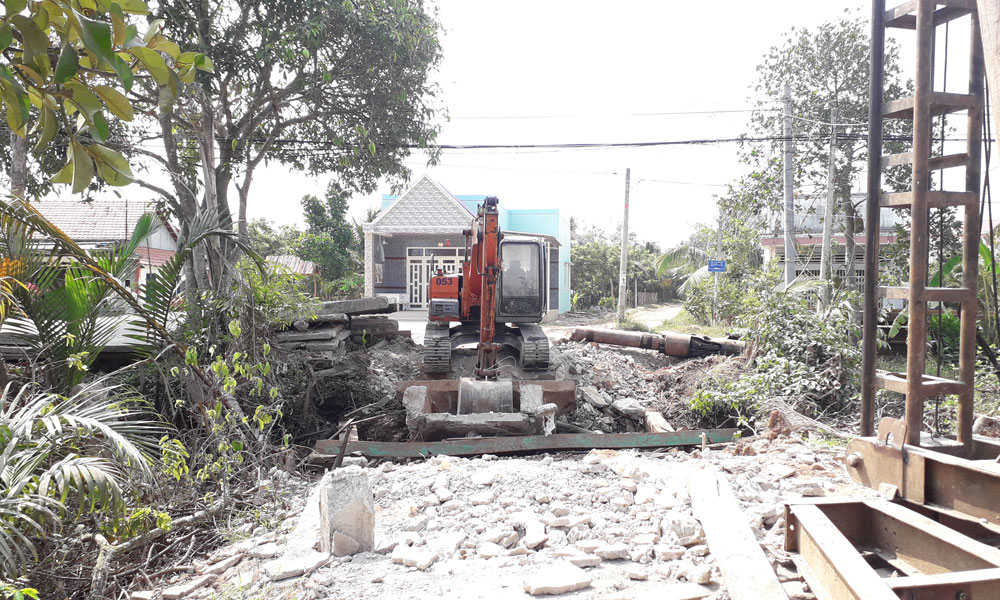 Công trình thi công cầu gây nứt tường nhà dân.