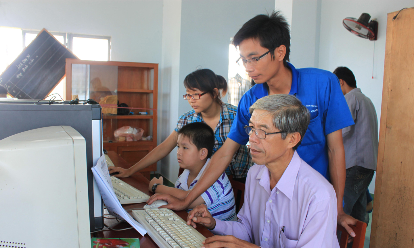 Sinh viên tình nguyện phổ cập tin học cho các em học sinh và người dân  xã vĩnh Hựu, huyện Gò Công Tây.                                                         Ảnh phương mai