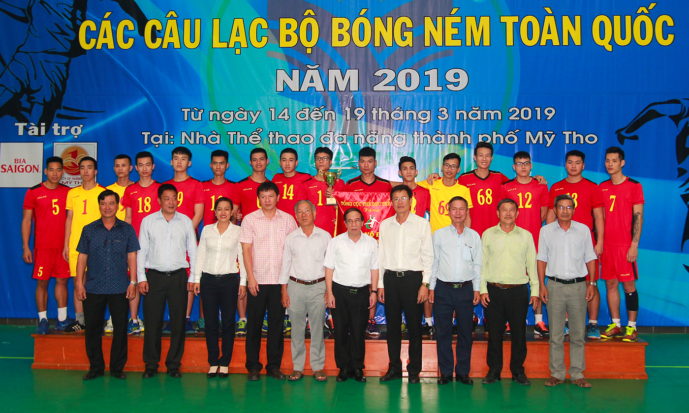 Ban Tổ chức chụp ảnh lưu niệm cùng CLB nam Hà Nội đã xuất sắc giành ngôi vô địch.