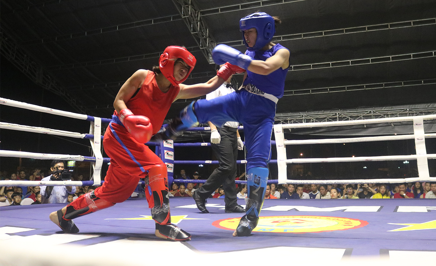 Các VĐV thi đấu trong đêm khai mạc.