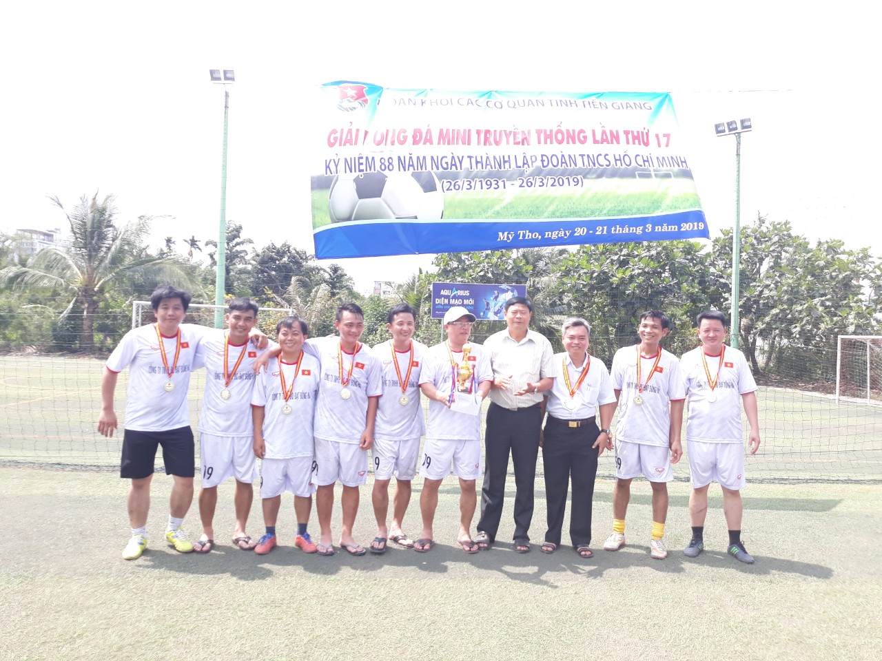 Đồng chí Hồ Văn Thi, Phó Bí thư Đảng ủy khối các cơ quan tỉnh trao giải Nhất cho Đội liên quân Văn phòng Đoàn Đại biểu Quốc hội, Hội đồng nhân dân, UBND tỉnh.