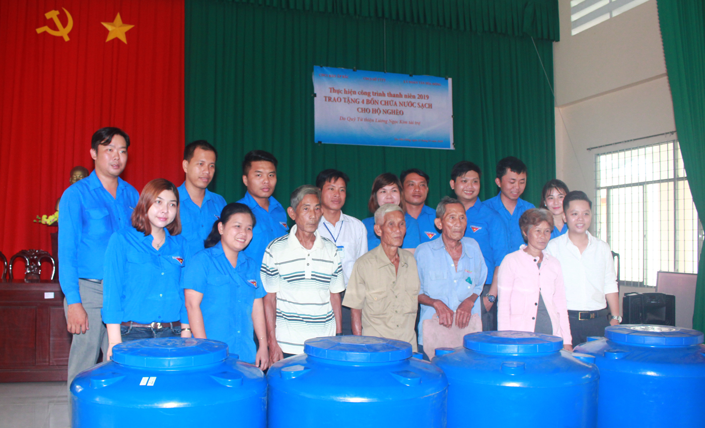 Trao các bồn nước cho người dân