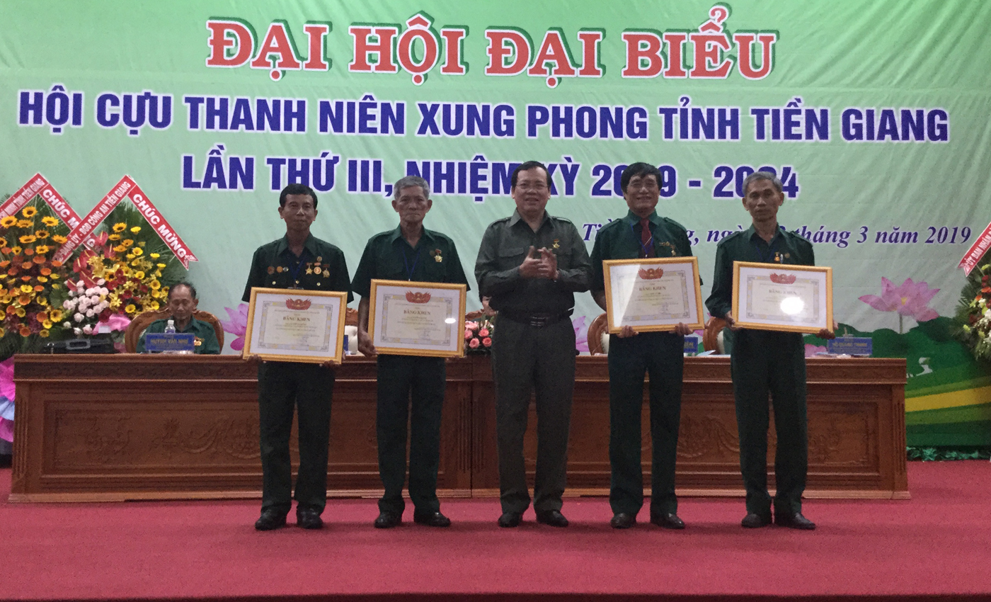 Trao bằng khen cho các tập thể, cá nhân cựu TNXP tiêu biểu