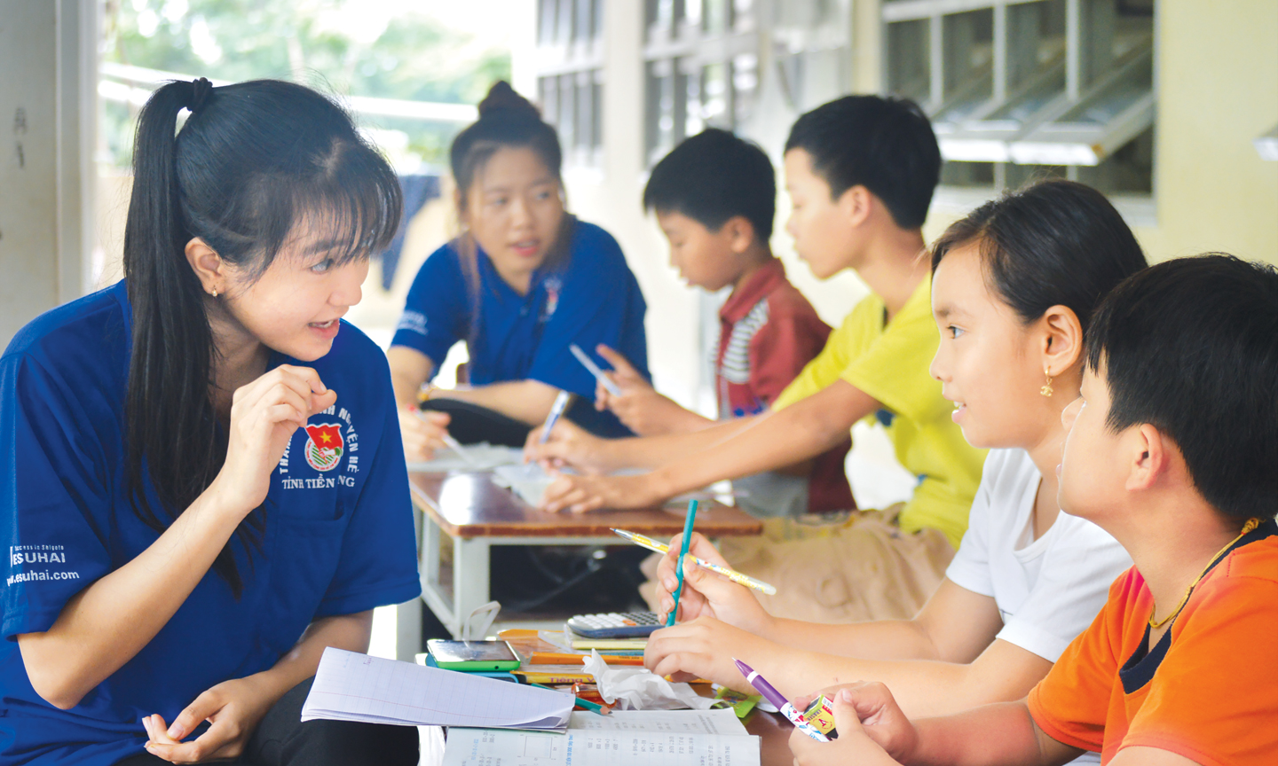 Đội hình cô giáo tình nguyện ôn tập hè cho các em học sinh.