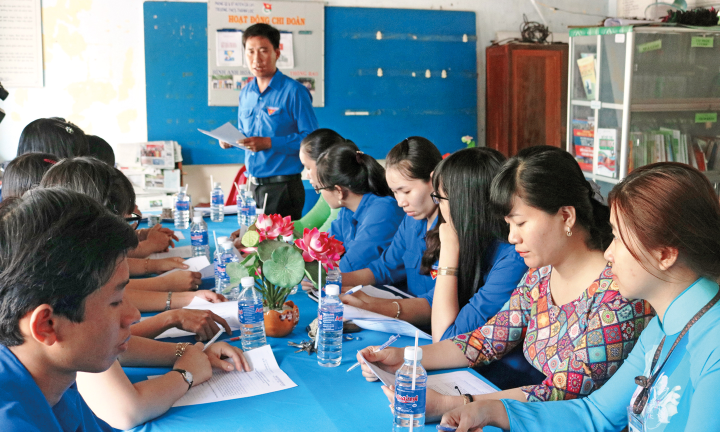 Anh Chung (đứng) tham dự một buổi sinh hoạt của Chi đoàn Trường THCS Thạnh Lộc.