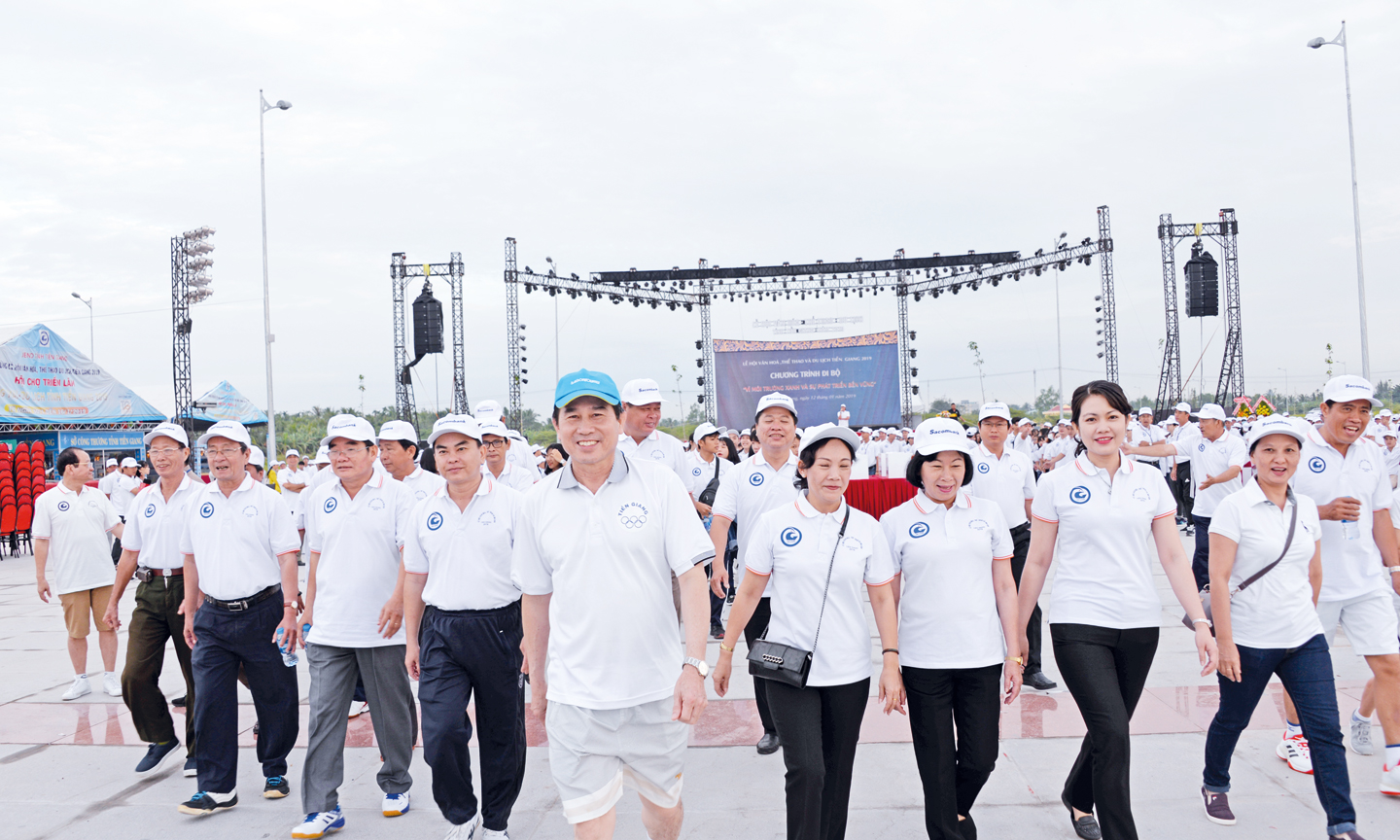 Lãnh đạo tỉnh tham gia Chương trình đi bộ “ Vì môi trường xanh và sự phát triển bền vững”. ảnh: MINH THÀNH