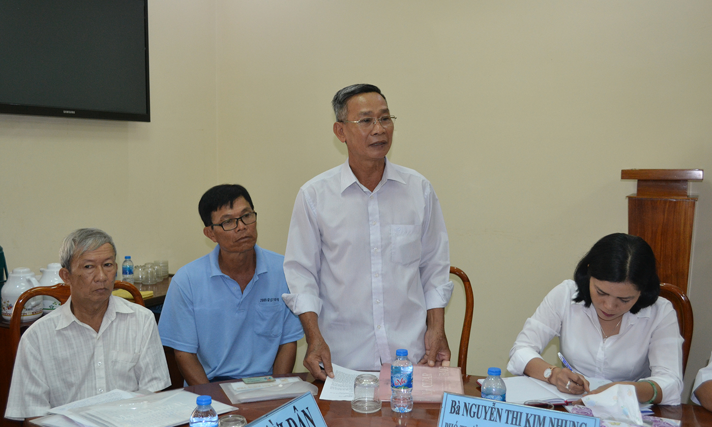 Đại diện 18 hộ dân phát biểu tại buổi tiếp dân