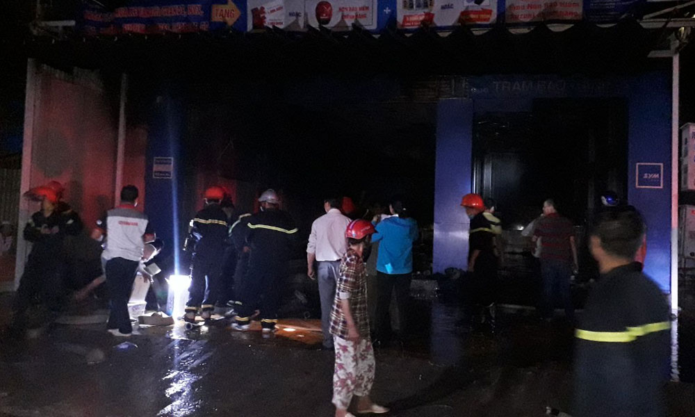 Đến khoảng 18 giờ 30 phút đám cháy được dập tắt.