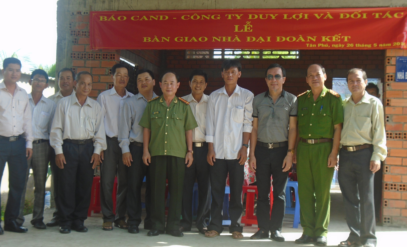 Bàn giao nhà đại đoàn kết tại xã Tân Phú