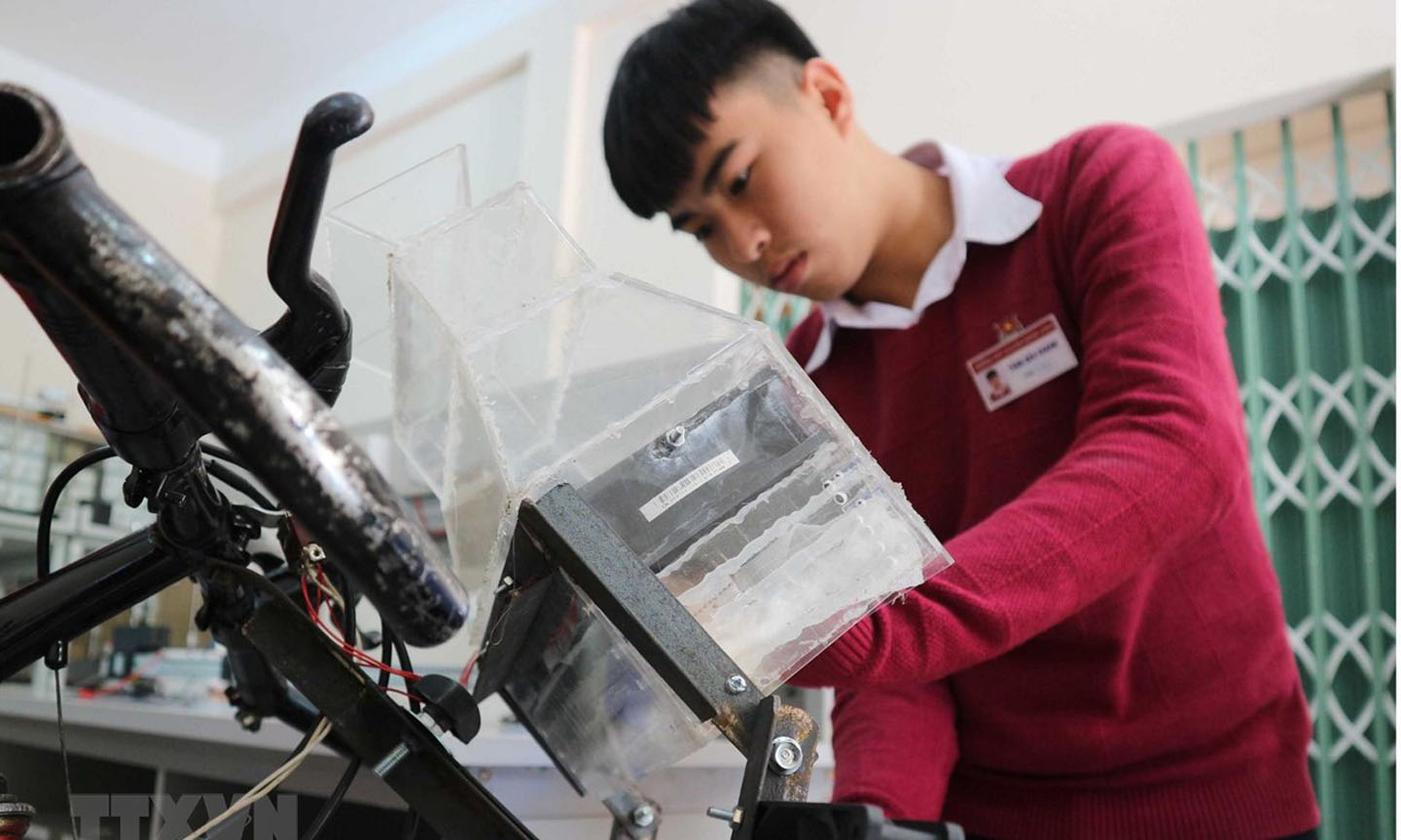 Bộ phận lọc khí 3 lớp - 'trái tim' của hệ thống được gắn trên phần đầu chiếc xe đạp. (Ảnh: Nguyễn Dũng/TTXVN)