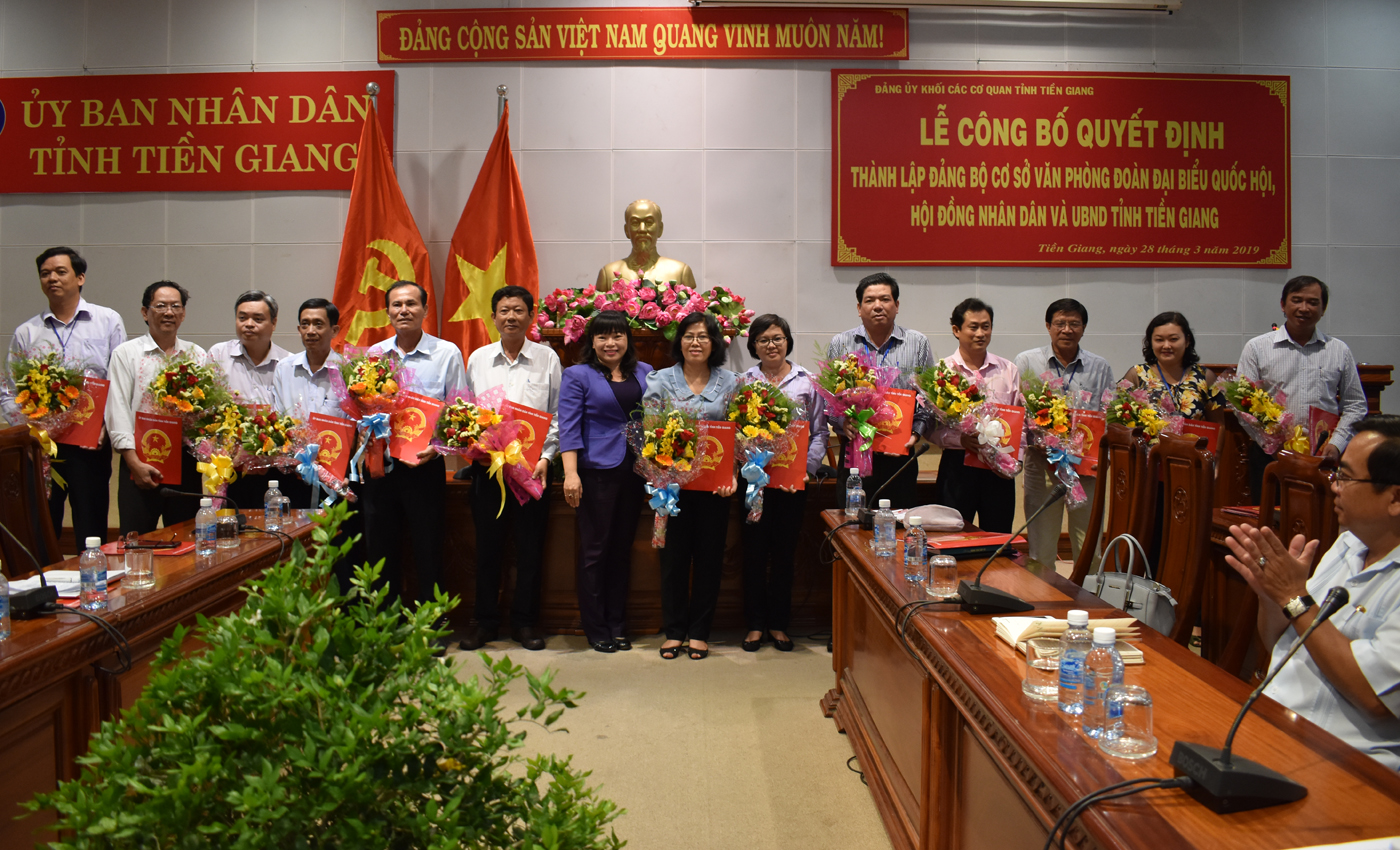 Đồng chí Bí thư Đảng uỷ Khối các cơ quan tỉnh Thái Ngọc Bảo Trâm trao quyết định thành lập Đảng bộ cơ sở Văn phòng