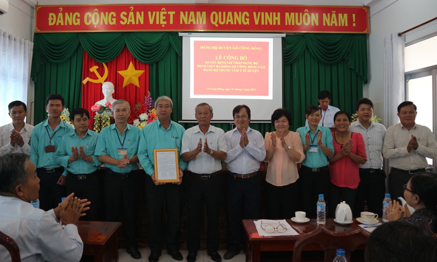 Lễ công bố Quyết định sáp nhập Đảng bộ Bệnh viện Đa khoa Gò Công Đông vào Đảng bộ  Trung tâm Y tế huyện.