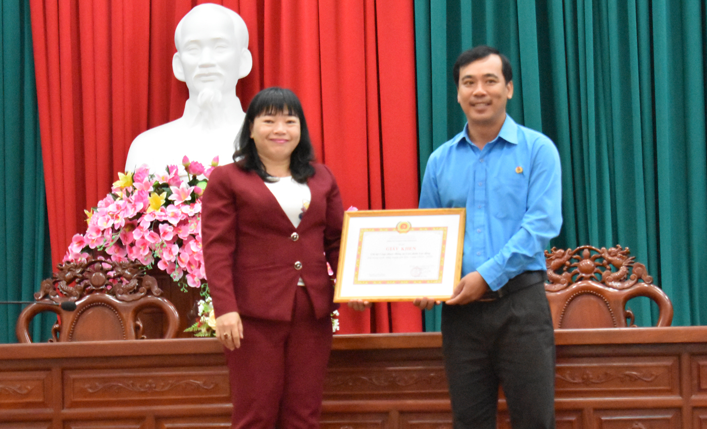 Khen thưởng các tổ chức, cá nhân đạt thành tích