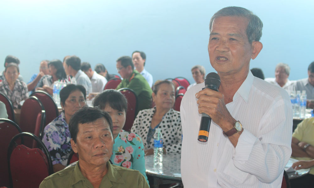 Người dân phát biểu ý kiến.