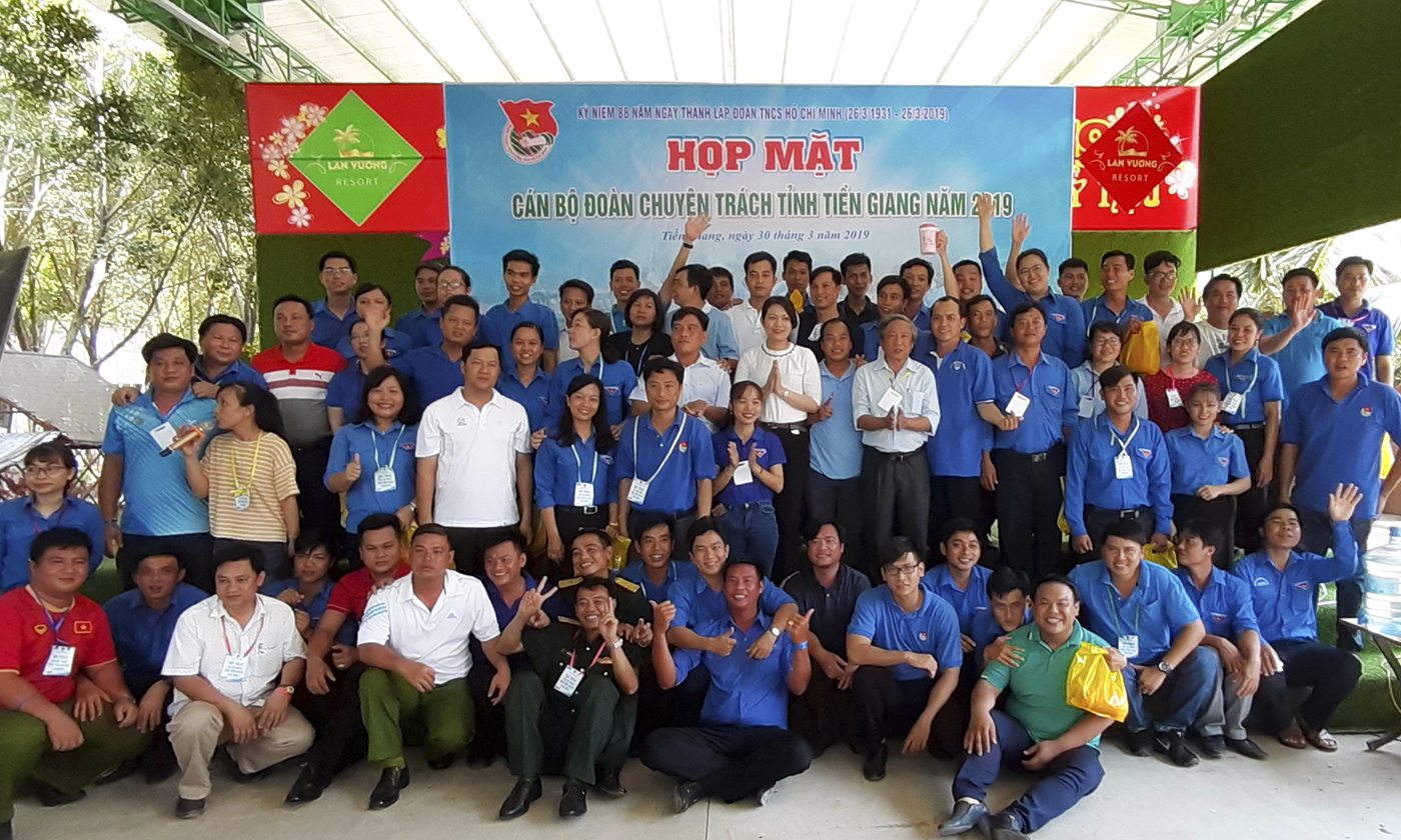 Các cán bộ đoàn tham gia buổi họp mặt chụp ảnh lưu niệm.