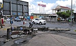 Xe cẩu kéo ngã trụ điện, nhiều nhà dân mất điện