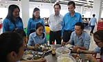 Nâng cao chất lượng bữa ăn công nhân