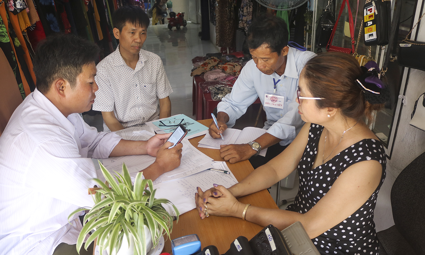 Điều tra viên xã Thân Cửu Nghĩa thu thập thông tin sau buổi lễ ra quân.