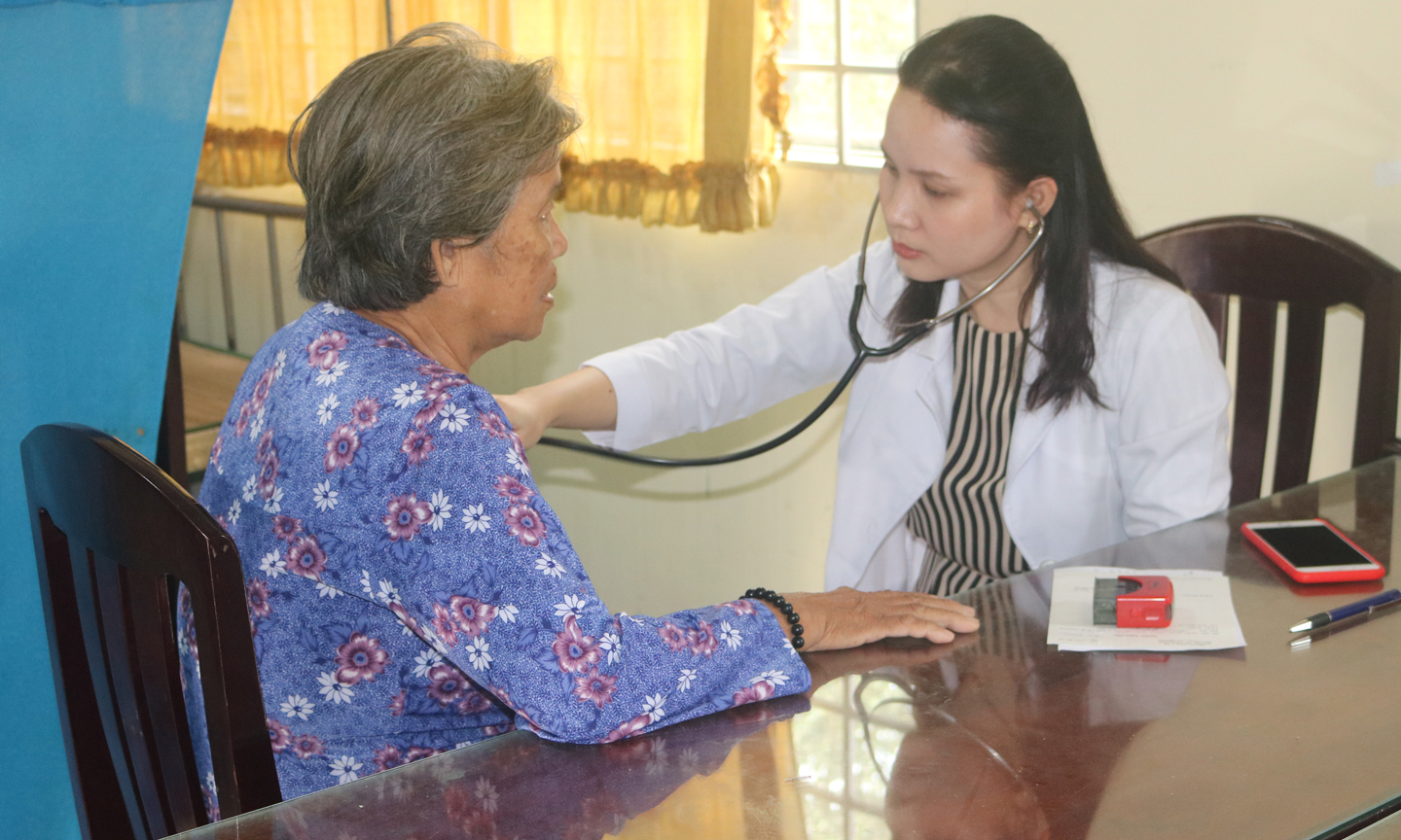 Hội viên Hội Thầy thuốc trẻ huyện Gò Công Tây khám bệnh miễn phí cho người dân xã Yên Luông (huyện Gò Công Tây). Ảnh: CAO THẮNG