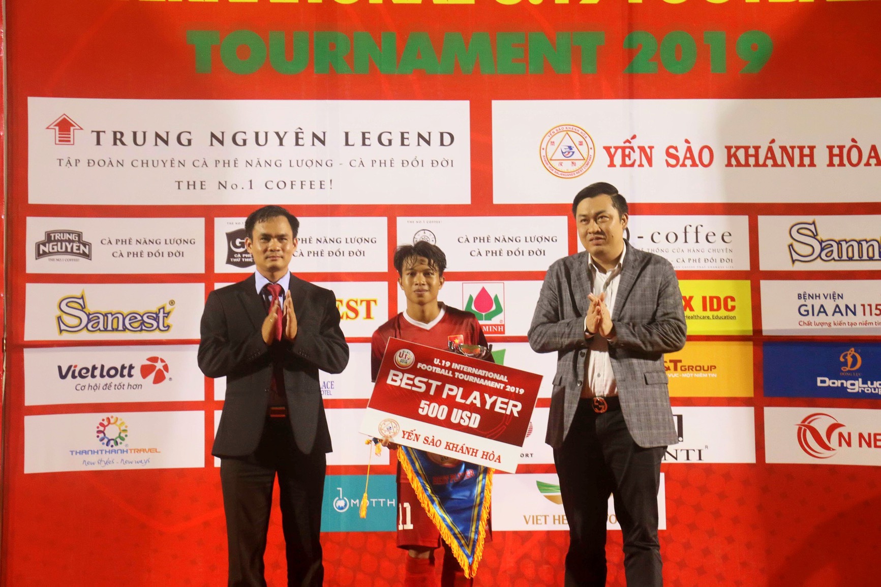 Ông Cao Văn Chóng (bên phải) - Phó Chủ tịch phụ trách truyền Thông VFF trao phần thưởng Cầu thủ xuất sắc nhất cho Xuân Tạo. Ảnh: VFF