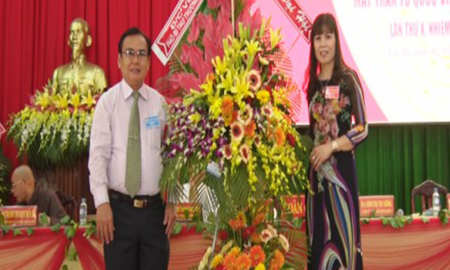 Đồng chí Võ Văn Bình tặng lẵng hoa chúc mừng đại hội.