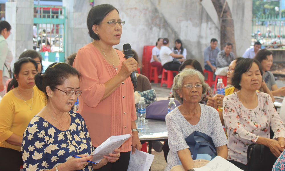 Người dân phát biểu ý kiến.