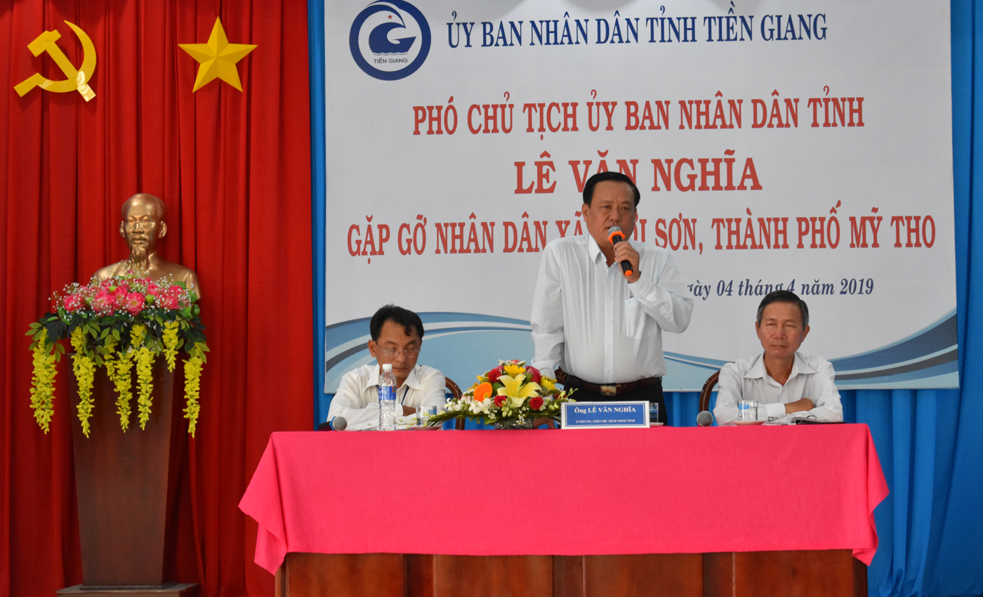 Đồng chí Lê Văn Nghĩa phát biểu tại buổi gặp gỡ người dân xã Thới Sơn