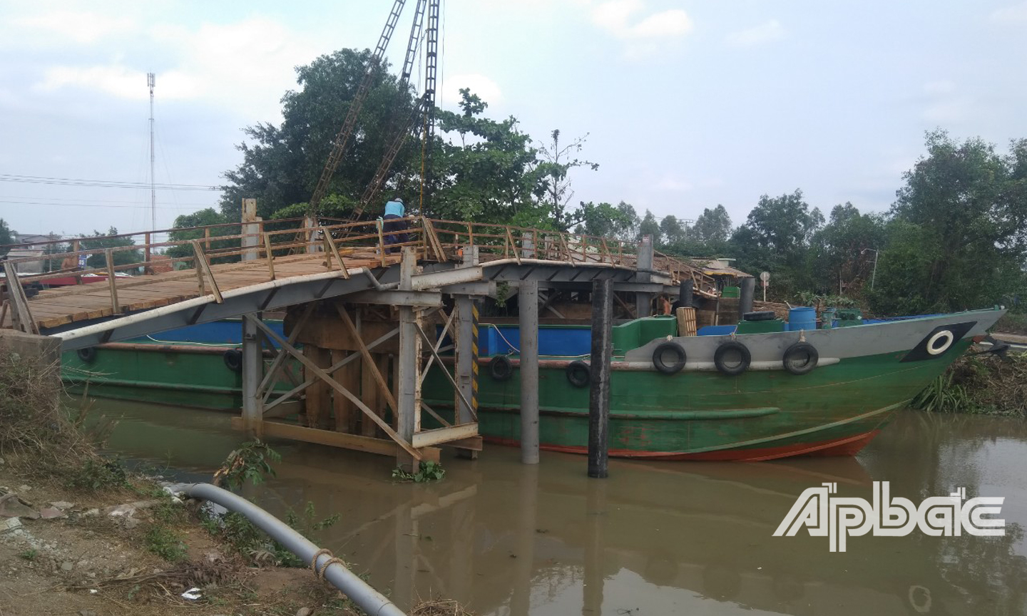 Các phương tiện di chuyển khá khó khăn.