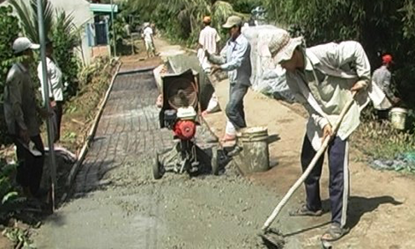 Người dân xã Mỹ Trung làm đường xây dựng nông thôn mới.