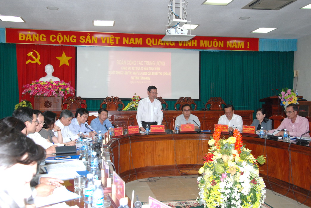 Thứ trưởng Bộ GD-ĐT Nguyễn Văn Phúc phát biểu kết luận buổi làm việc