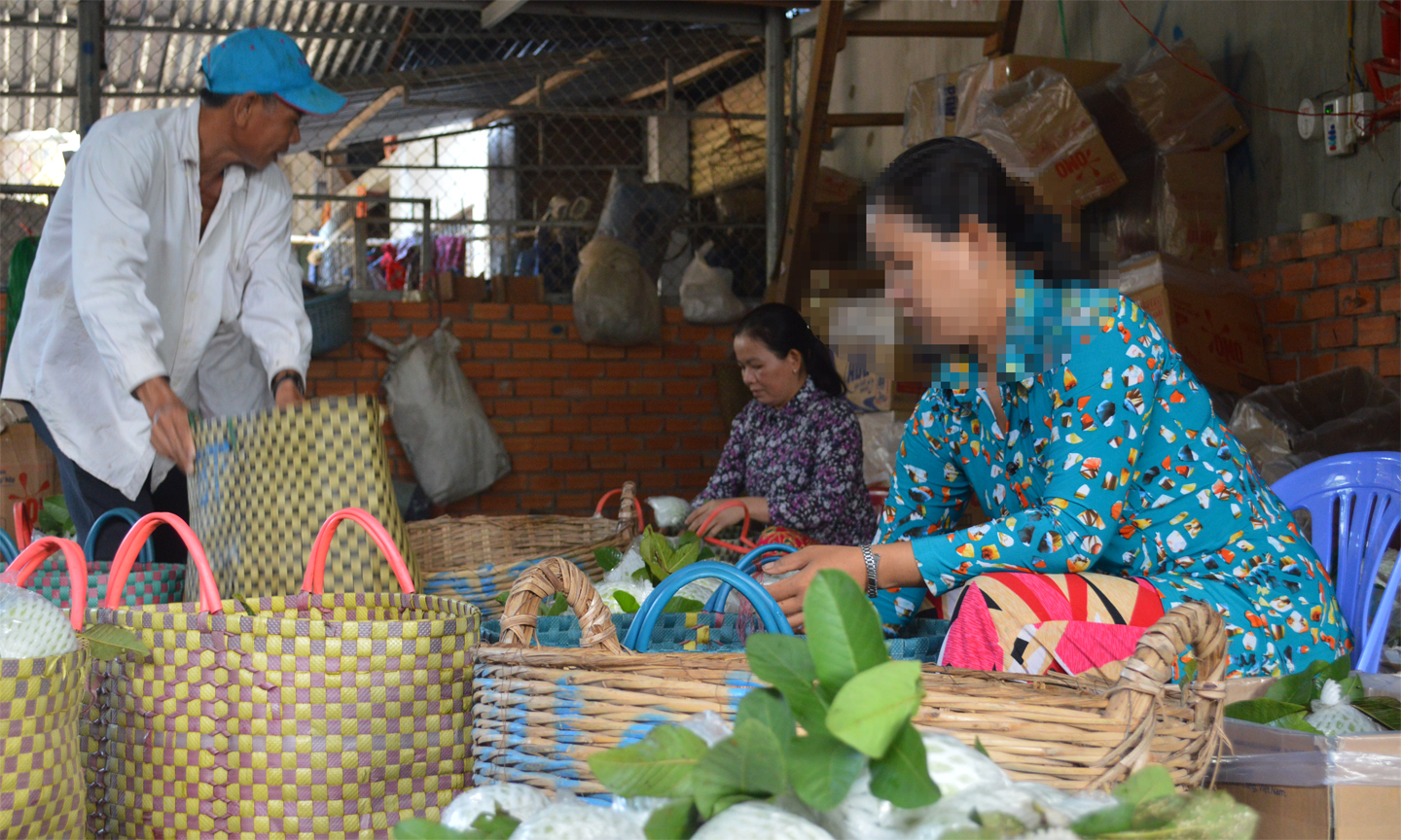 Hoạt động mua bán tại chợ Cổ Cò.