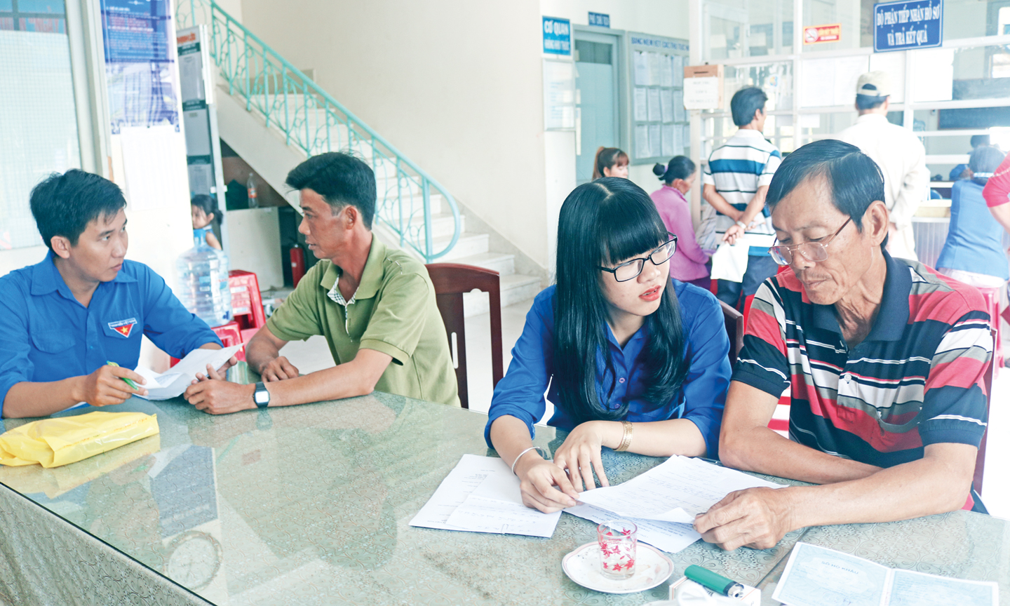  ĐV-TN xã Thạnh Lộc (huyện Cai Lậy) hướng dẫn người dân giải quyết thủ tục hành chính trong “Ngày thứ 7 tình nguyện”. 