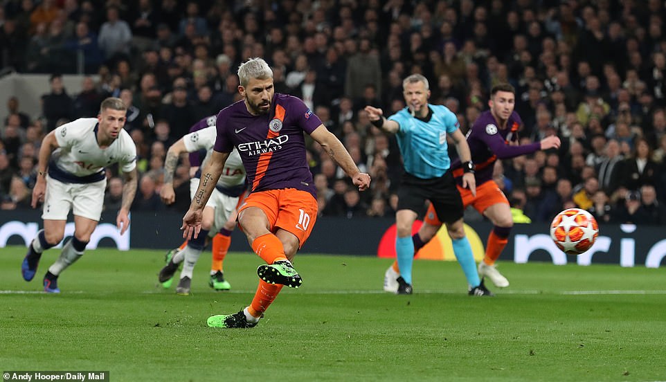Sergio Aguero đã bỏ lỡ cơ hội mở tỉ số trên chấm phạt đền.